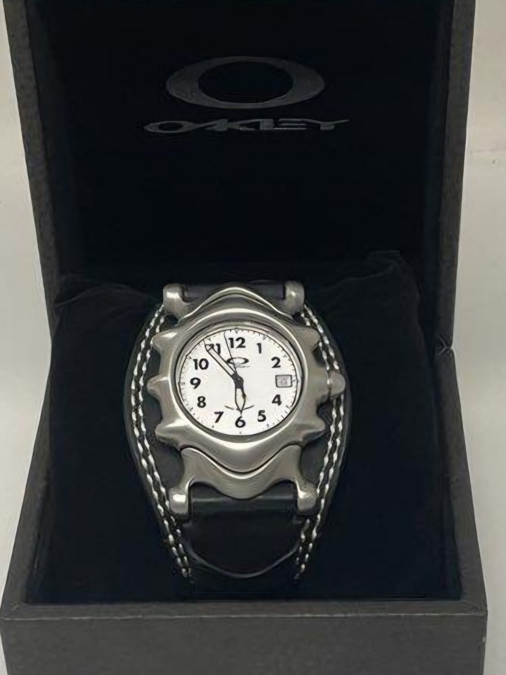 Vintage Oakley Saddleback Watch - White Dial, Honed Stainless Steel Box/Manual - Picture 16 of 16